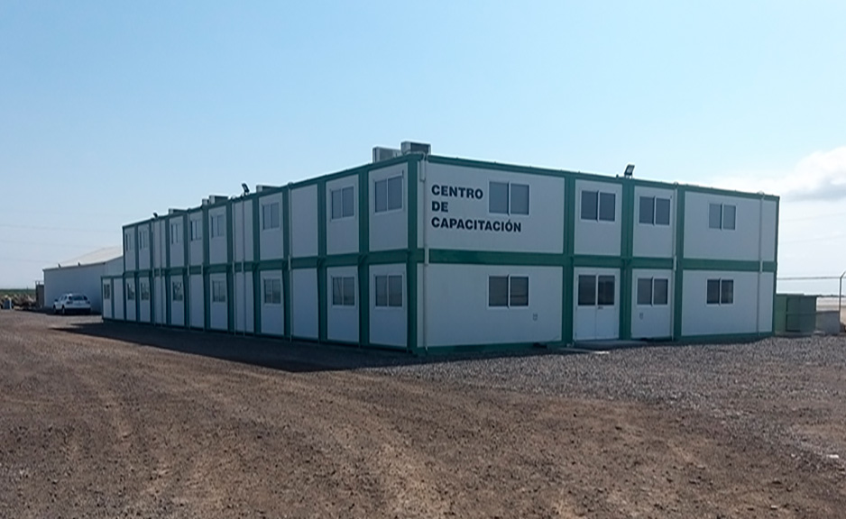 Conscientes de la importancia que tiene la familia para desarrollar un mejor entorno social, GPO promueve acciones que inhiban la emigración por falta de oportunidades de empleo. La construcción de la planta de fertilizantes requerirá de desarrollar nuevas habilidades en los habitantes de la zona. Para ello, GPO ha construido un Centro de Capacitación para desarrollar el capital humano necesario. Conscientes de la importancia que tiene la familia para desarrollar un mejor entorno social, GPO promueve acciones que inhiban la emigración por falta de oportunidades de empleo. La construcción de la planta de fertilizantes requerirá de desarrollar nuevas habilidades en los habitantes de la zona. Para ello, GPO ha construido un Centro de Capacitación para desarrollar el capital humano necesario.